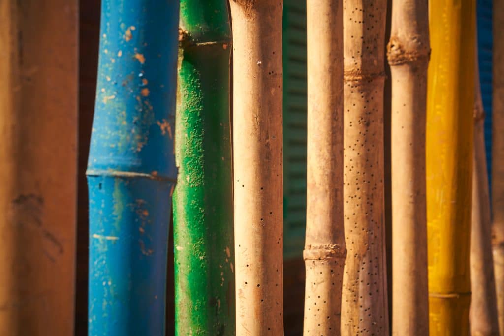 Bardage de bambous colorés de l'école Kalan Deme So, Mali.