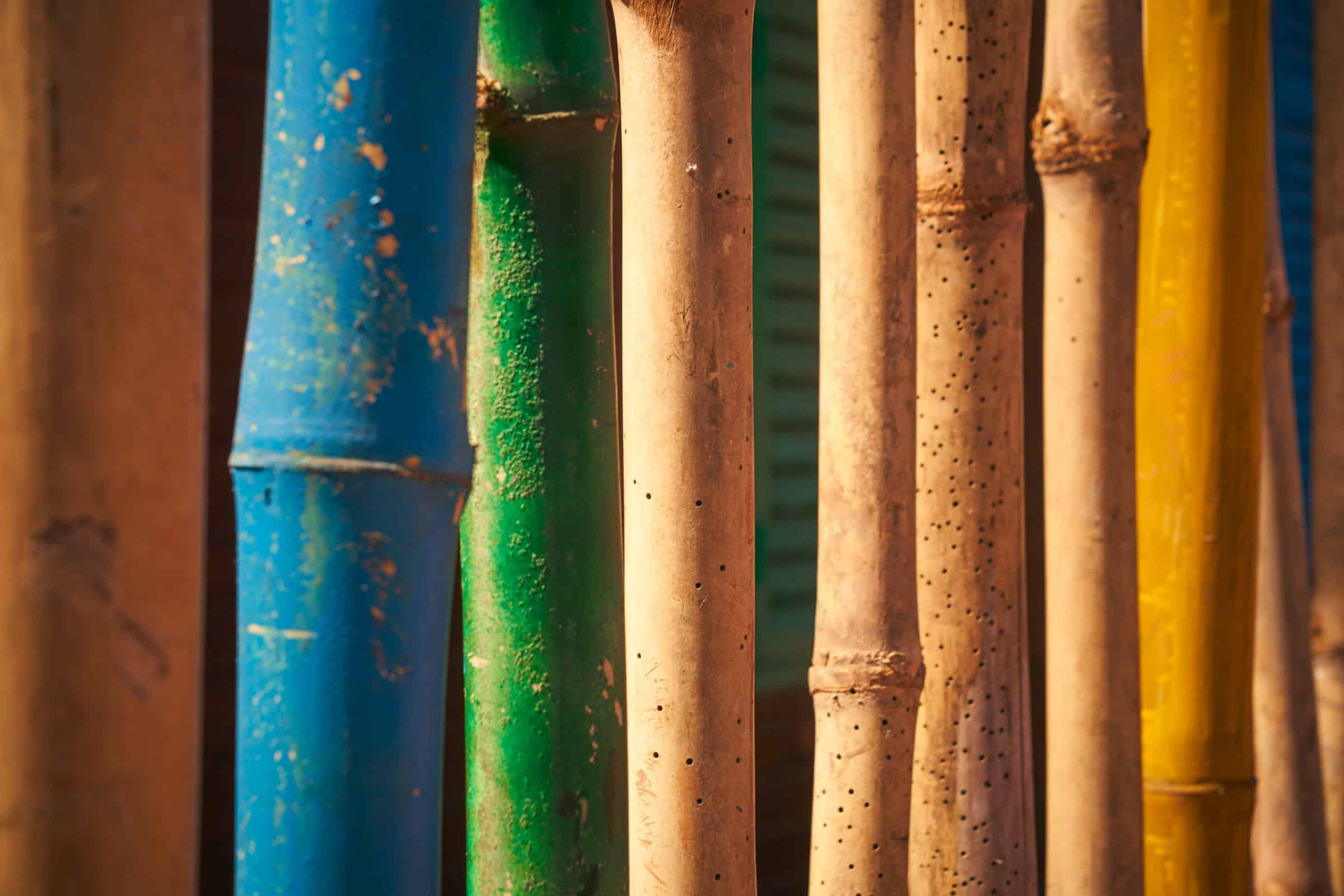 Bardage de bambous colorés de l'école Kalan Deme So, Mali.