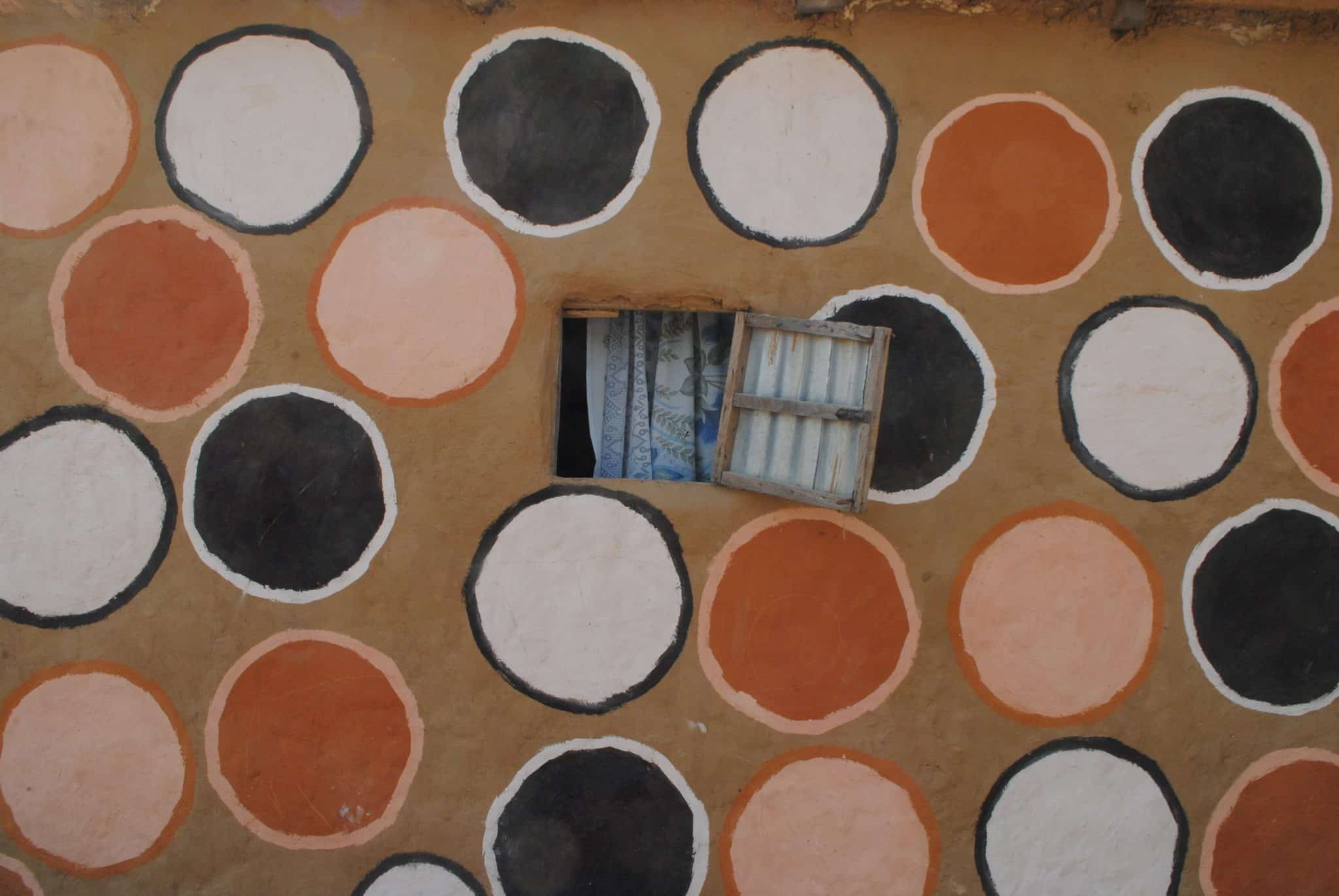Atelier de décoration murale aux pigments naturels, Siby, Mali.