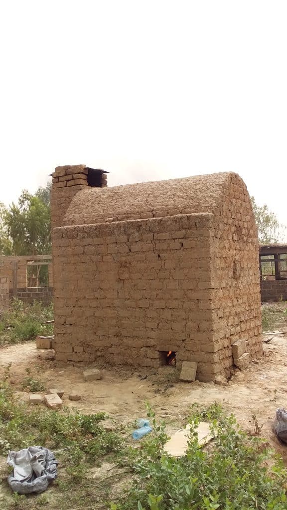 Four temporaire en briques de terre, Sanakoroba, Mali.