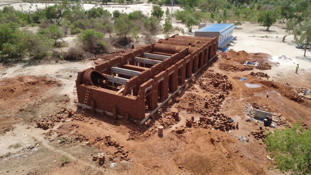 Vue aérienne de l’école en voûte nubienne de Diob Ndoffène (Sénégal)
