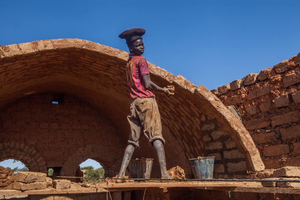 Apprenti maçon sur une voûte nubienne, Sénégal.