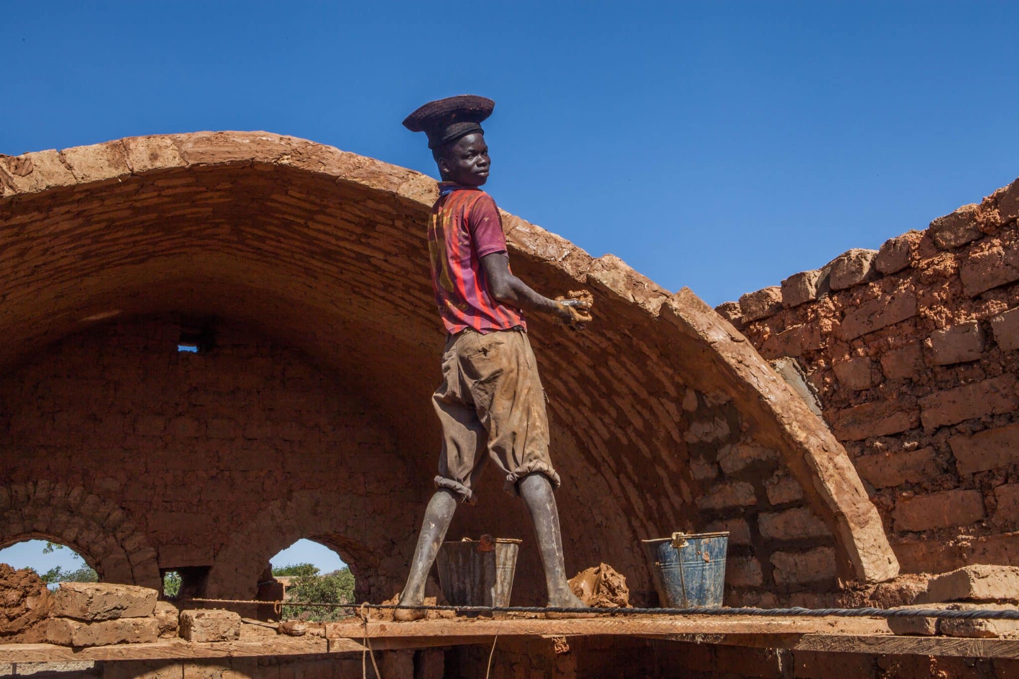 Apprenti maçon sur une voûte nubienne, Sénégal.