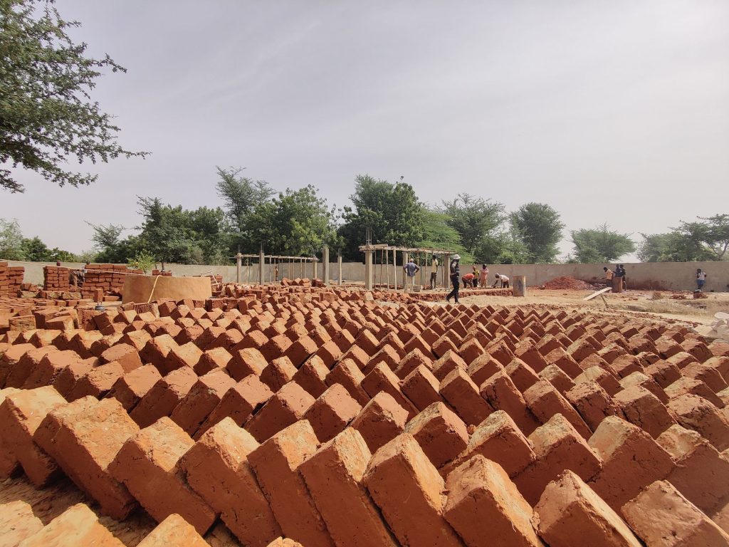 Briques d’adobe moulées sur le chantier de Godel (Sénégal)