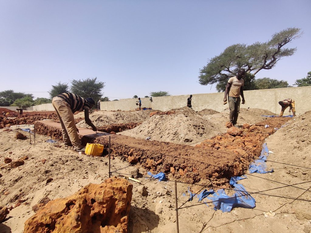 Extraction de la terre pour la fabrication des briques, Godel (Sénégal)