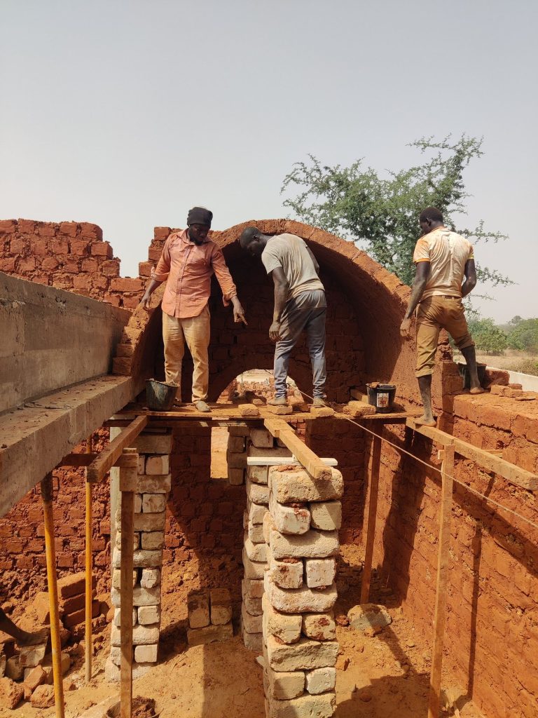 Maçons montant une voûte nubienne à Godel (Sénégal)