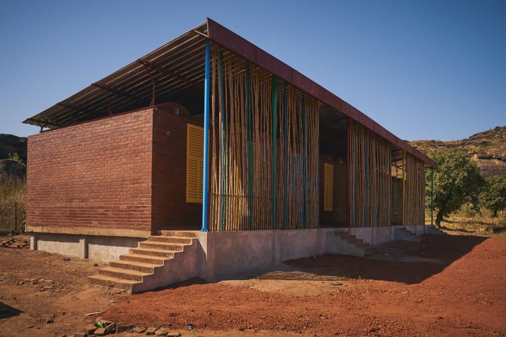 École Kalan Deme So à Dougourakoro, Mali : bâtiment de classes et sa galerie ombragée.