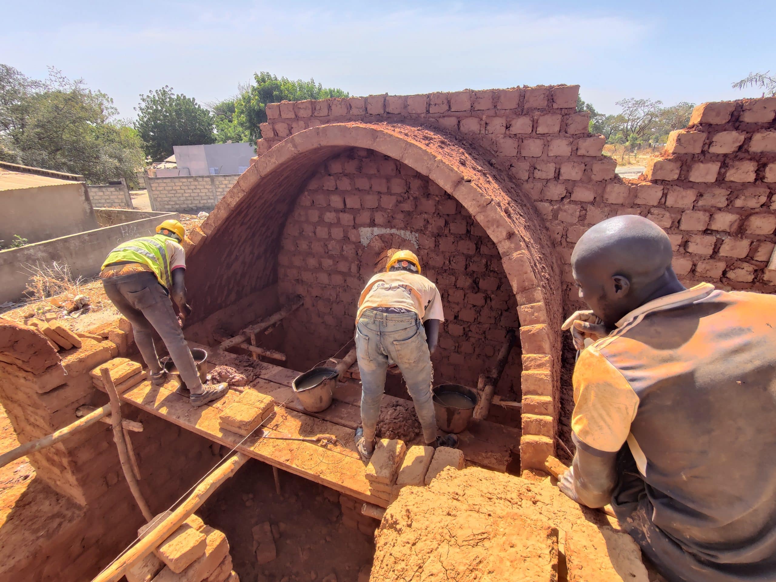 Maçons montant une voûte nubienne sur le chantier de Keur Songho, Sénégal.