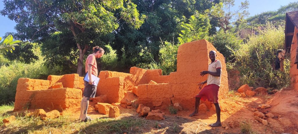 Ouvriers montant un mur en terre crue (Madagascar)