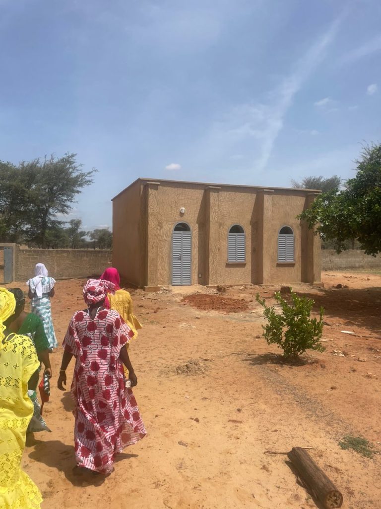 Salle des enseignants en voûte nubienne du complexe scolaire Mouri Ndiaye, Djilakh, Sénégal.