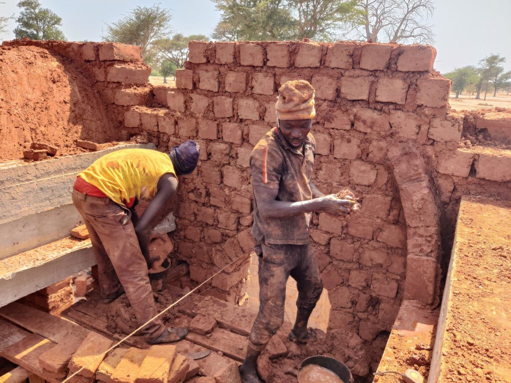 Maçons sur une voûte nubienne, programme Let’s Build My School (Sénégal)
