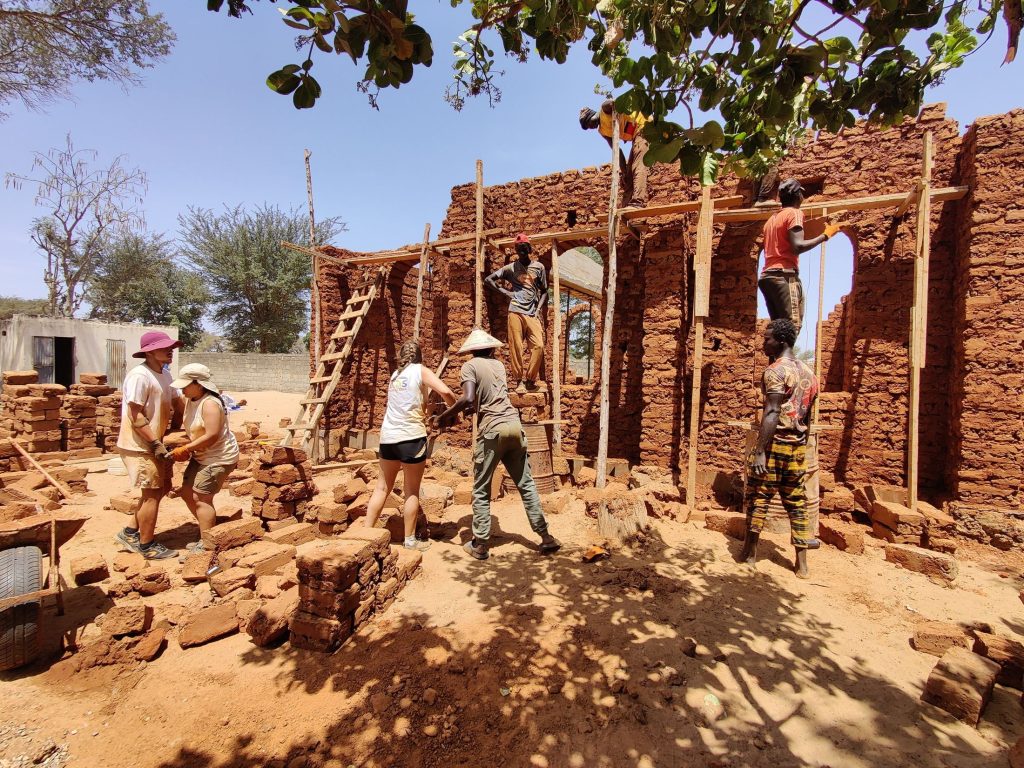 Équipe montant des murs en adobe, programme Let’s Build My School (Sénégal)