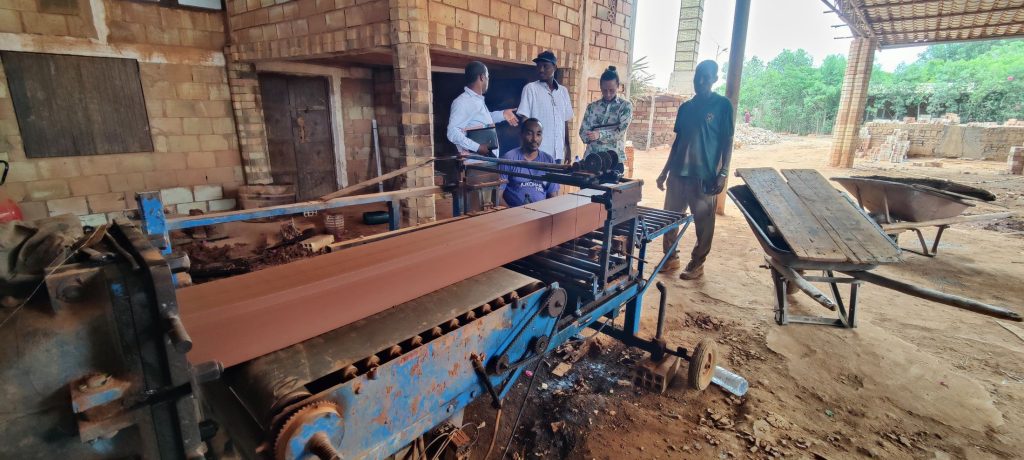 Presse à blocs de terre comprimée, programme PEEB Cool (Djibouti)
