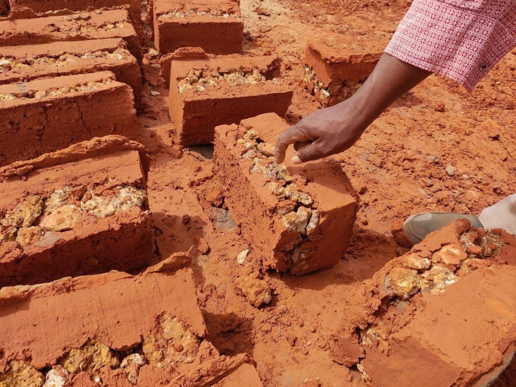 Bloc de terre crue tenu en main (Sénégal)