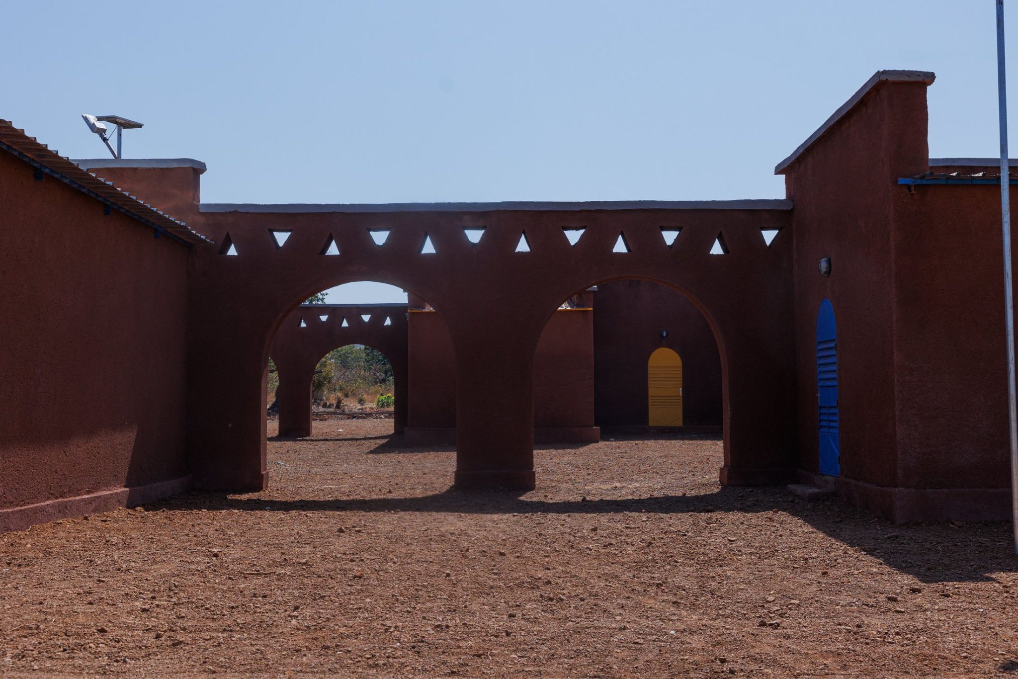 Arcades en terre d’une zone d’activités électrifiée (Mali)