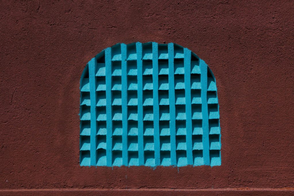 Claustra en terre d’un bâtiment de zone d’activités électrifiée (Mali)