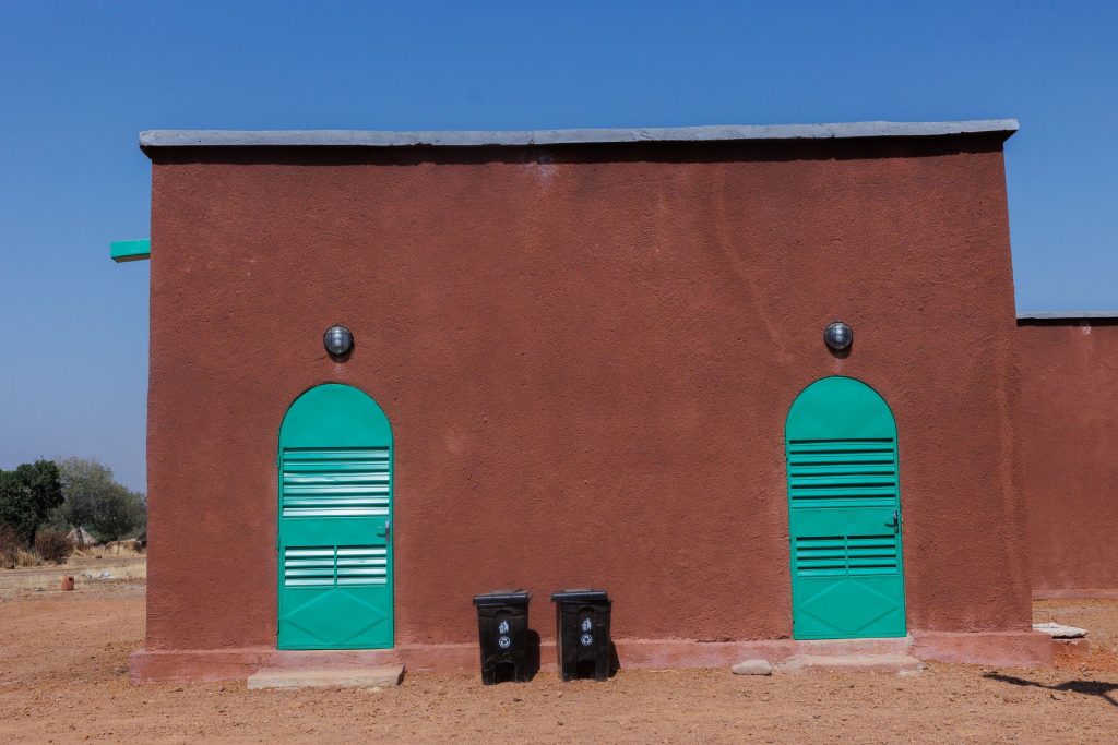 Boutique à façade verte, zone d’activités électrifiée (Mali)